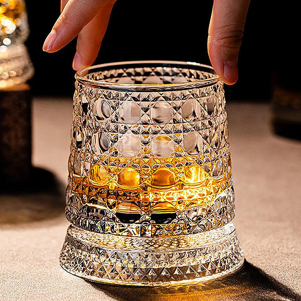VORTIVA™ - Forgó kristály whiskys pohár gravírozott mintával