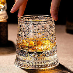 VORTIVA™ - Forgó kristály whiskys pohár gravírozott mintával